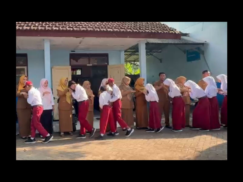 🕌 Halal Bihalal Hari Pertama Masuk Sekolah di SDN 4 Selowogo