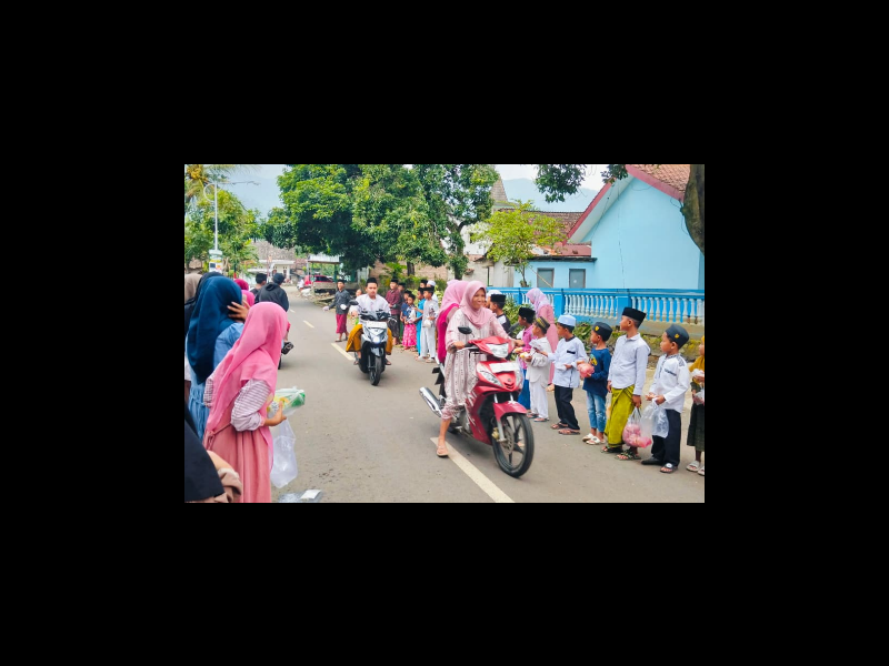 PEMBAGIAN TAKJIL OLEH SISWA SD NEGERI 4 SELOWOGO